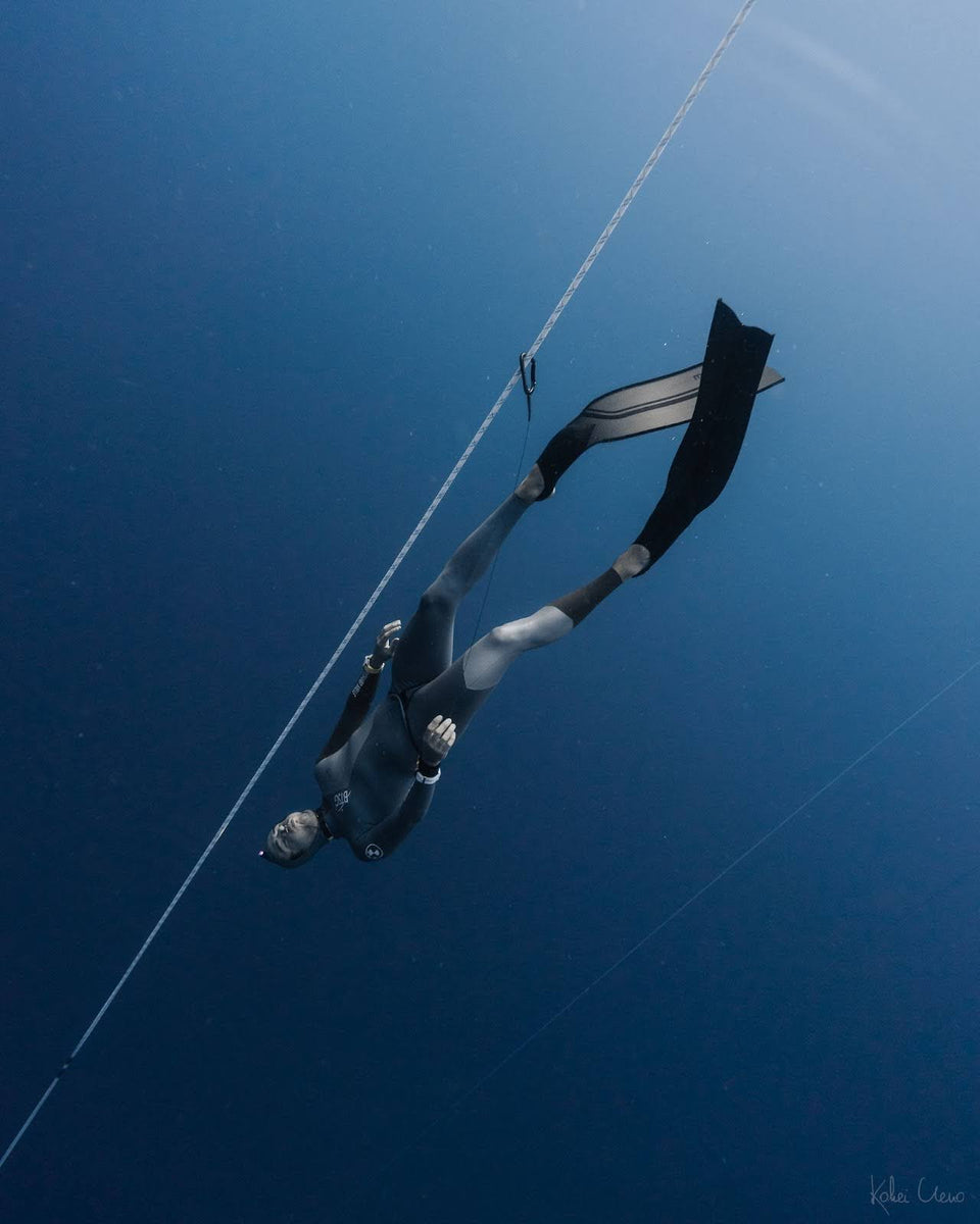 World Champion Arnaud Jerald diving deep in open water with Molchanovs carbon bifins